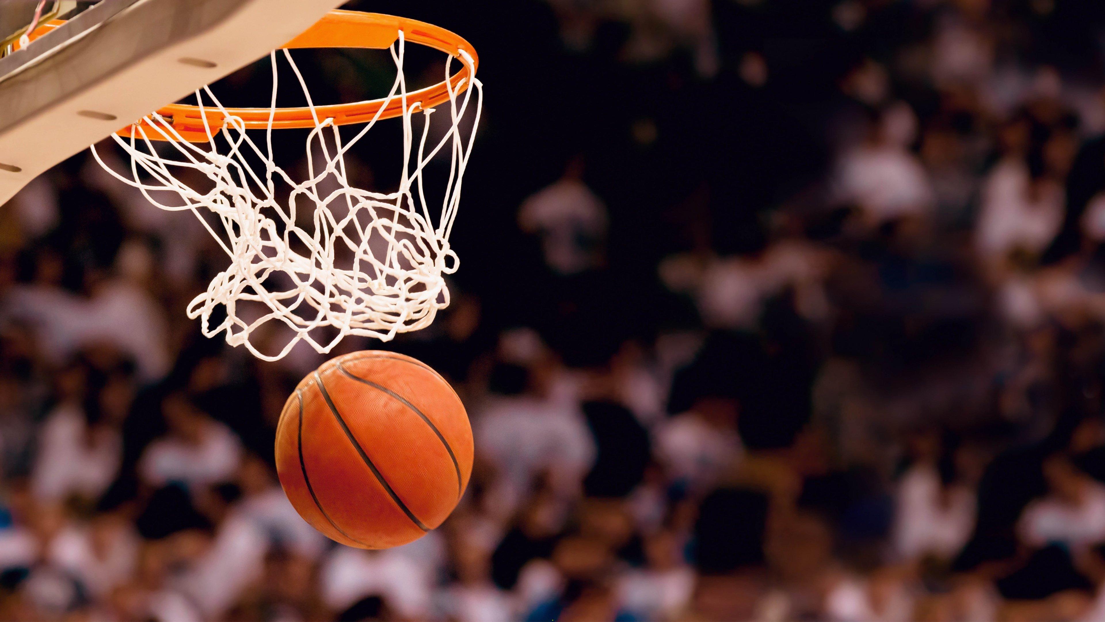 NBA总决赛激战正酣，勇士队逆转取胜，库里独砍40分率队扳平大比分