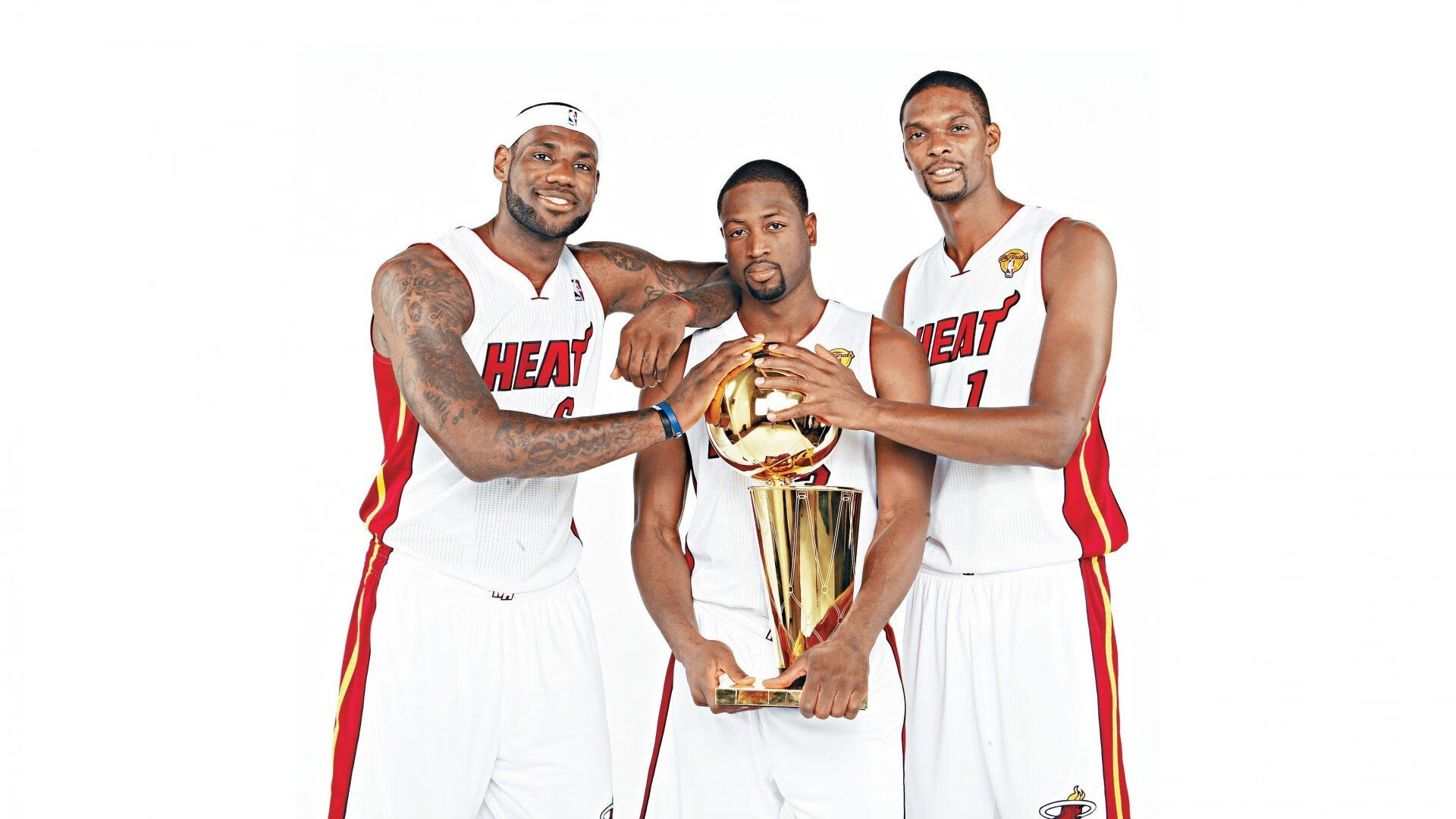 伦敦足球赛后评分，范德芬9分闪耀全场，热刺防线稳固但锋线效率待提升